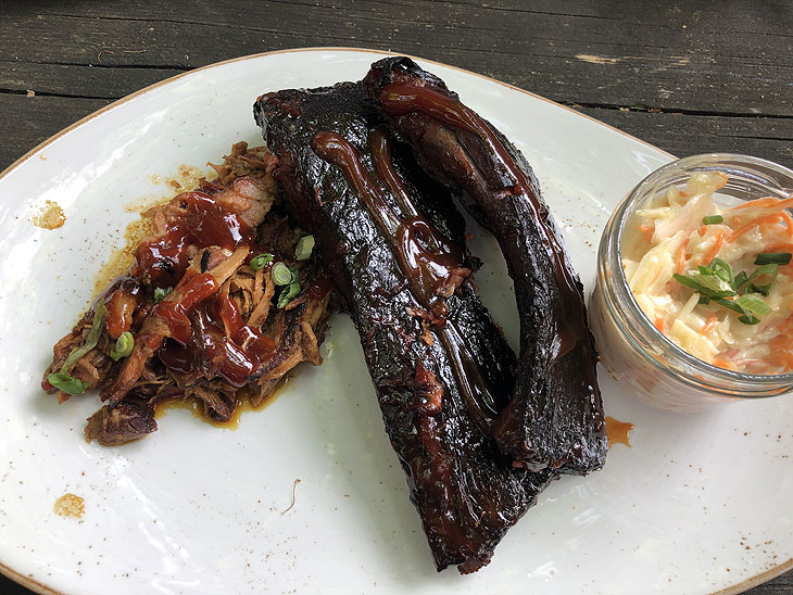 Pulled Pork (links) und Spare Ribs vom Feinsten aus dem 1,7 t schweren schweren XXL Smoker im Biergarten des Gutshof Menterschwaige (&copy;Foto: Martin Schmitz)